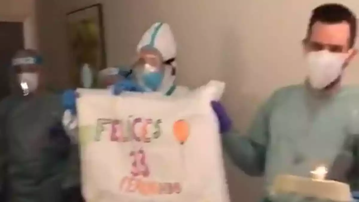 Fotograma del vídeo donde personal del Hospital de Aranjuez felicita a su marido, publicado por @SuarezyArenas en Twitter, el día 7 de abril de 2020