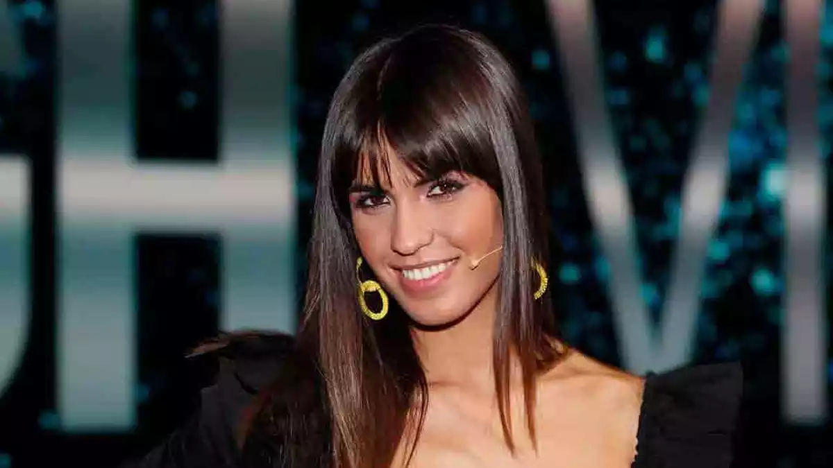 Sofía Suescun posando sonriente en el plató de GH VIP