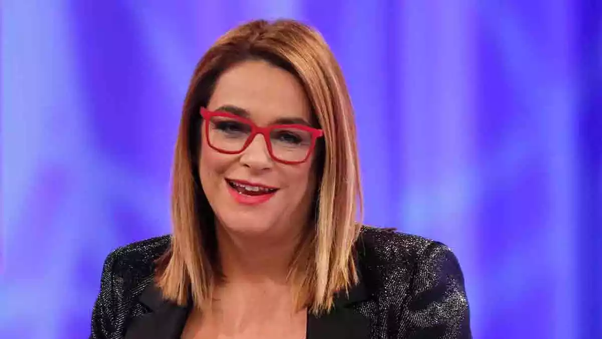 Toñi Moreno con gafas rojas en un plató de televisión
