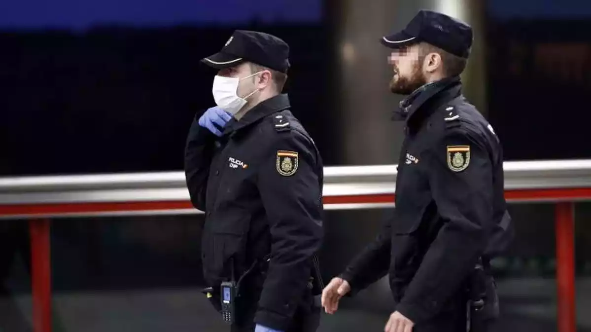 Policias con mascarillas de guardia por Madrid