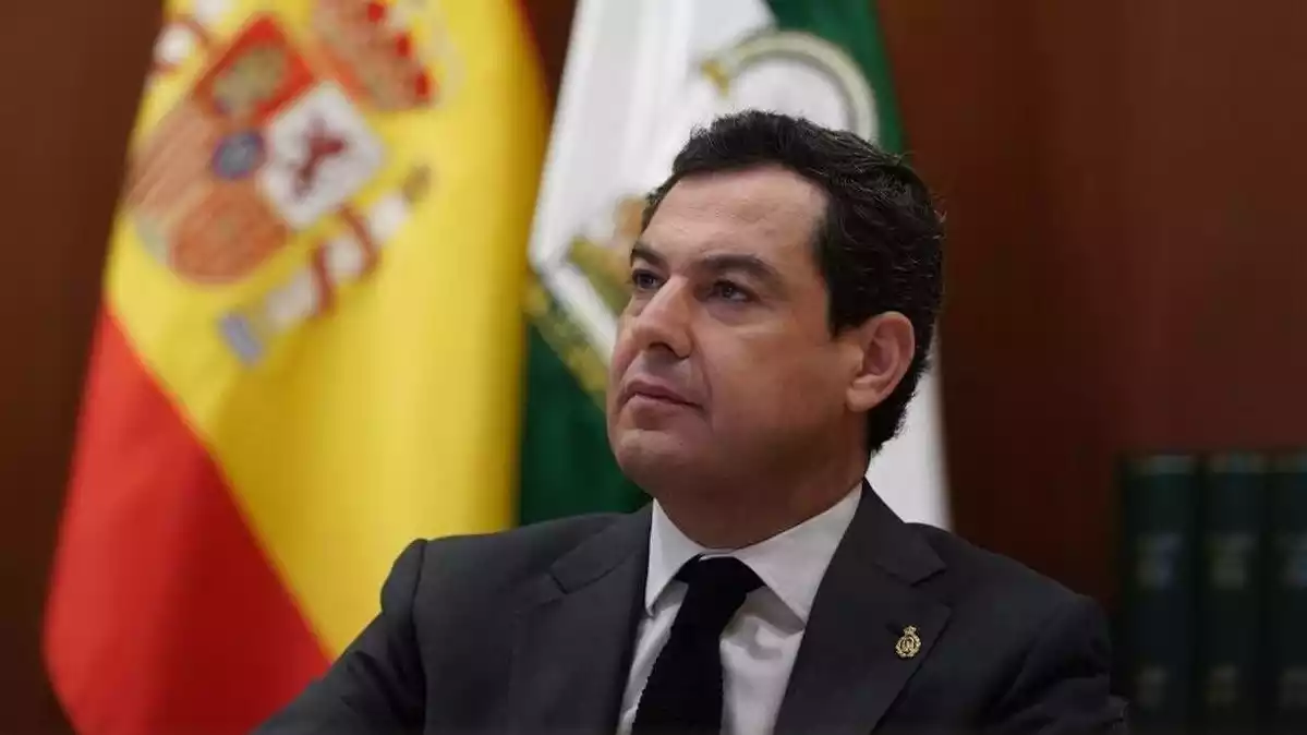 Juanma Moreno, presidente de la Junta de Andalucía, en la videoconferencia realizada este 26 de abril junto a los otros presidentes autonómicos con el presidente del Gobierno, Pedro Sánchez