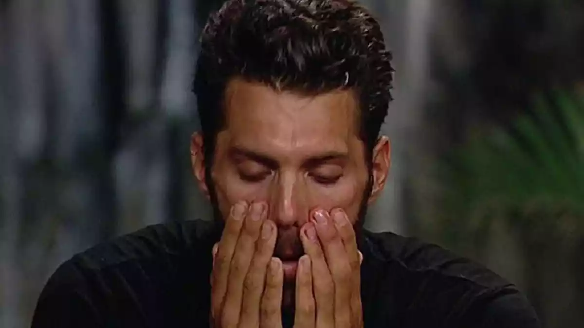 Albert Barranco llorando en palapa durante una gala de 'Supervivientes'