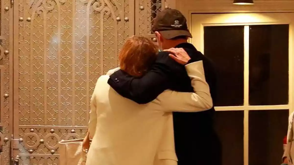 Alessandro Lequio y Ana Obregón abrazados en el tanatorio. 14 mayo 2020