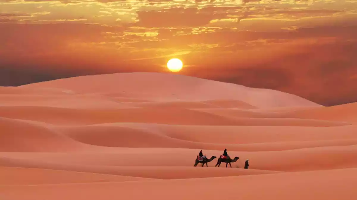 Imagen del desierto del Sahara en un atardecer