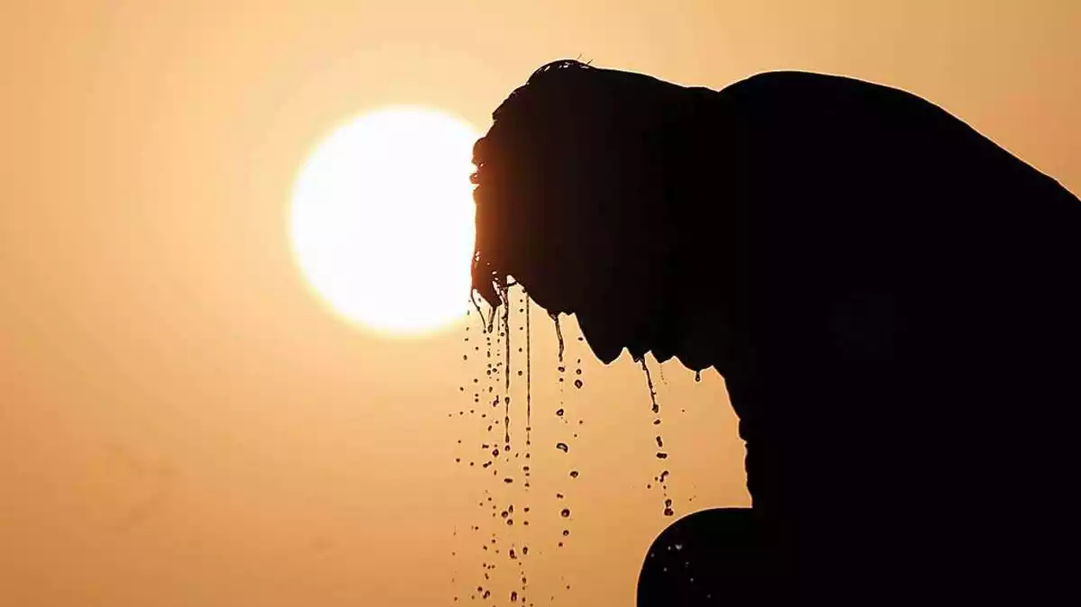 Una persona chorreando tras mojarse en un día de calor intenso