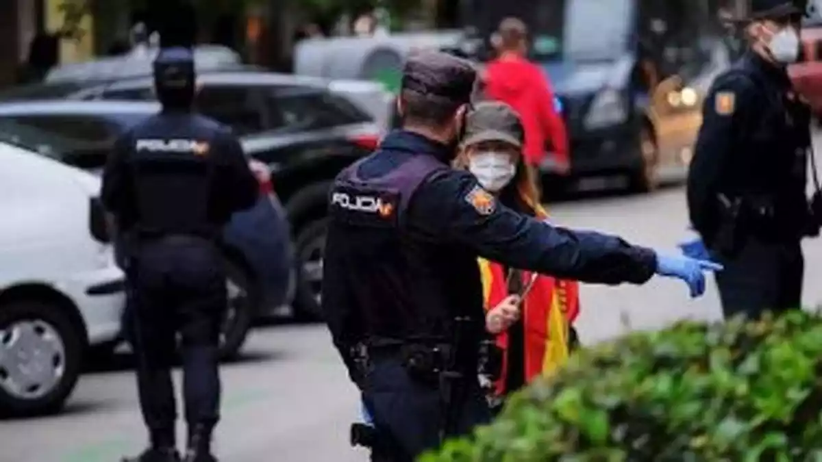 Policía Nacional en el barrio de Salamanca de Madrid el 14 de mayo de 2020