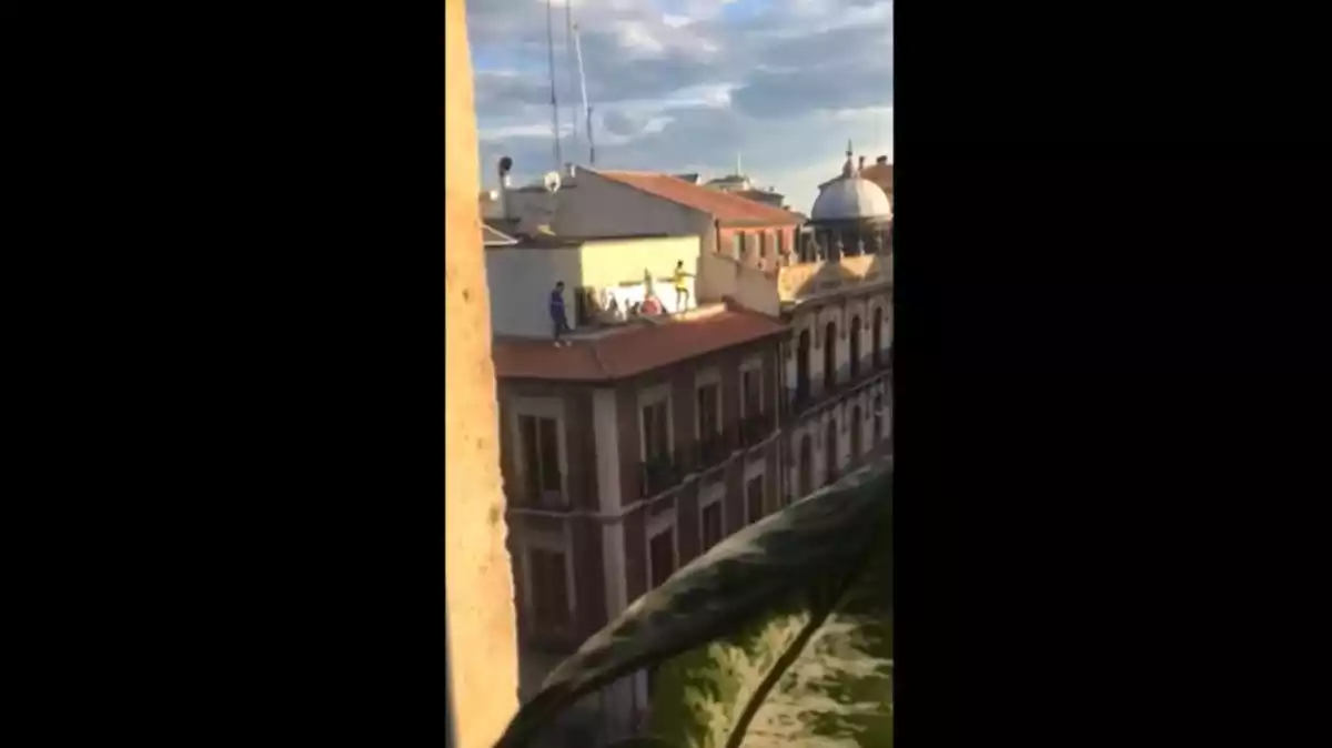 Jóvenes bailando en el tejado de un edificio en Salamanca