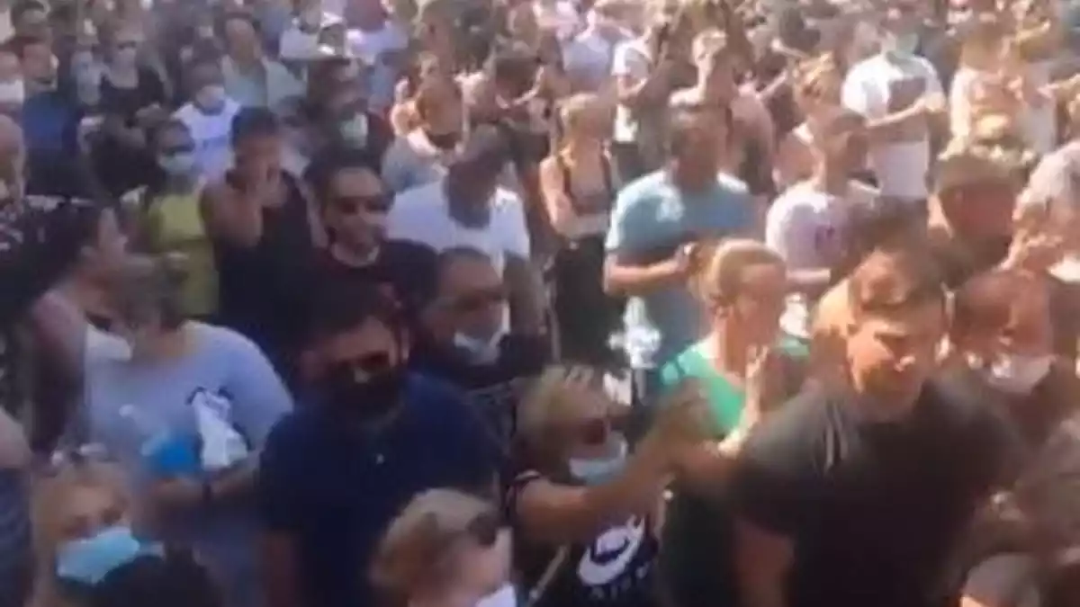 Funeral de un motorista en Tenerife sin respetar las medidas de seguridad del covid-19 en mayo de 2020