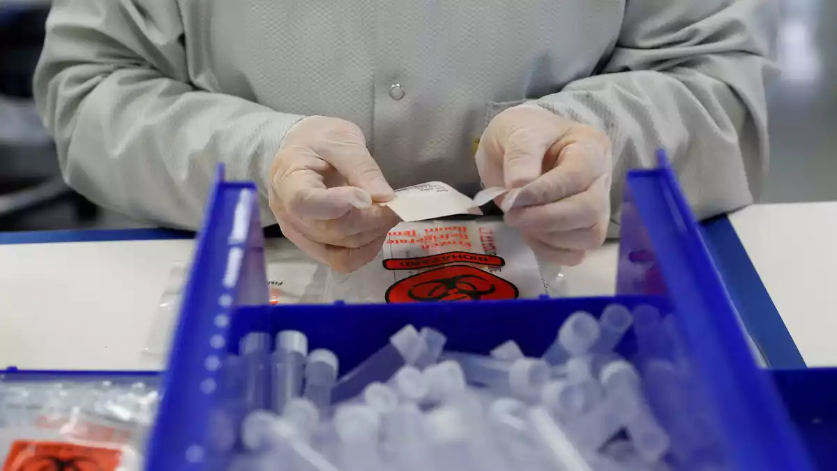 Un tècnic munta kits de proves de coronavirus en una fàbrica a Califòrnia el 26 de març de 2020