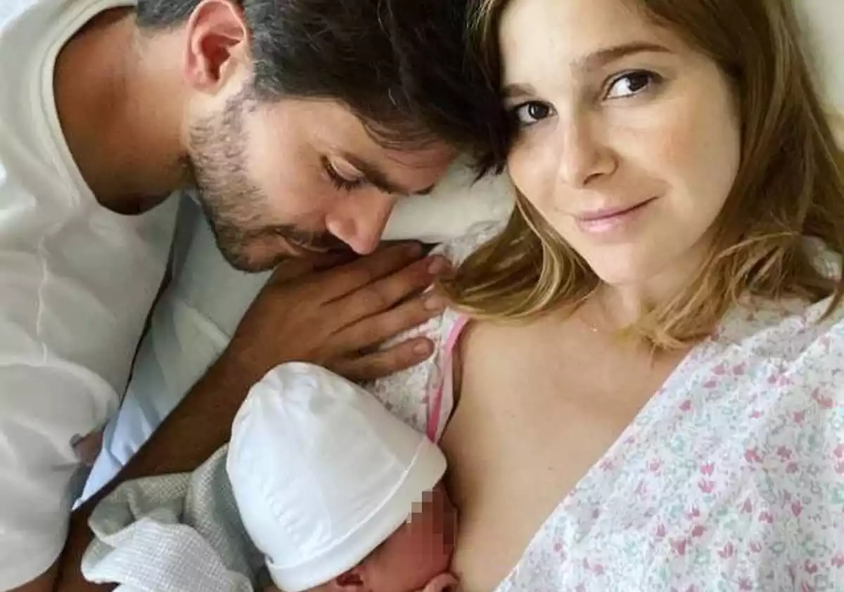 Natalia Sánchez y Marc Clotet con su segundo hijo en brazos