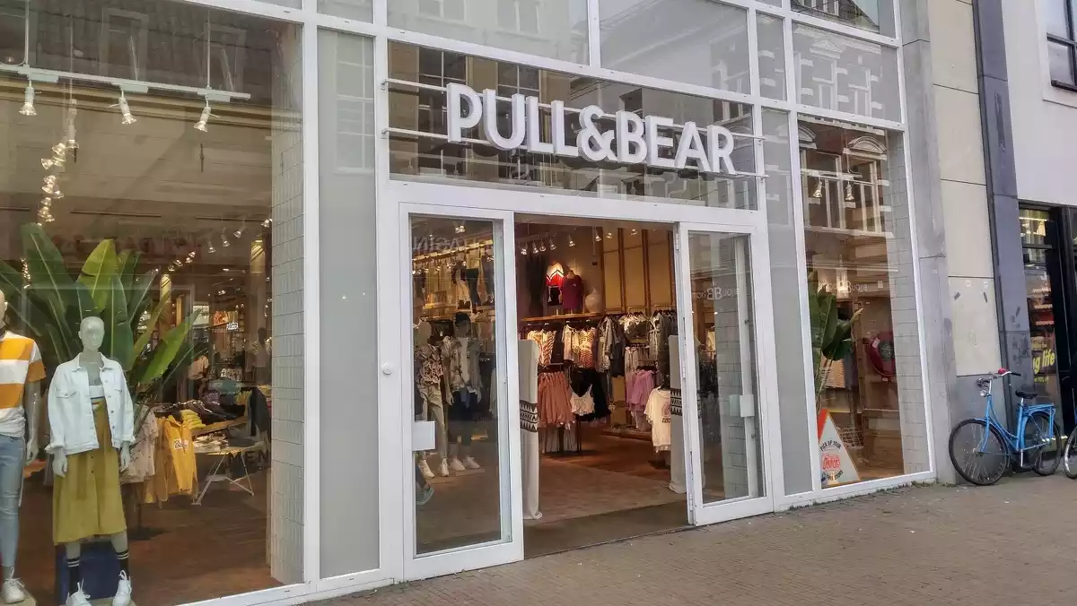 Escaparate de una tienda de Pull&Bear en la ciudad de Groningen, en 2018