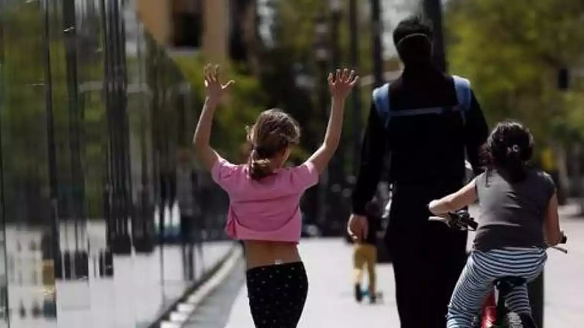 Niños paseando por las calles en España tras el confinamiento