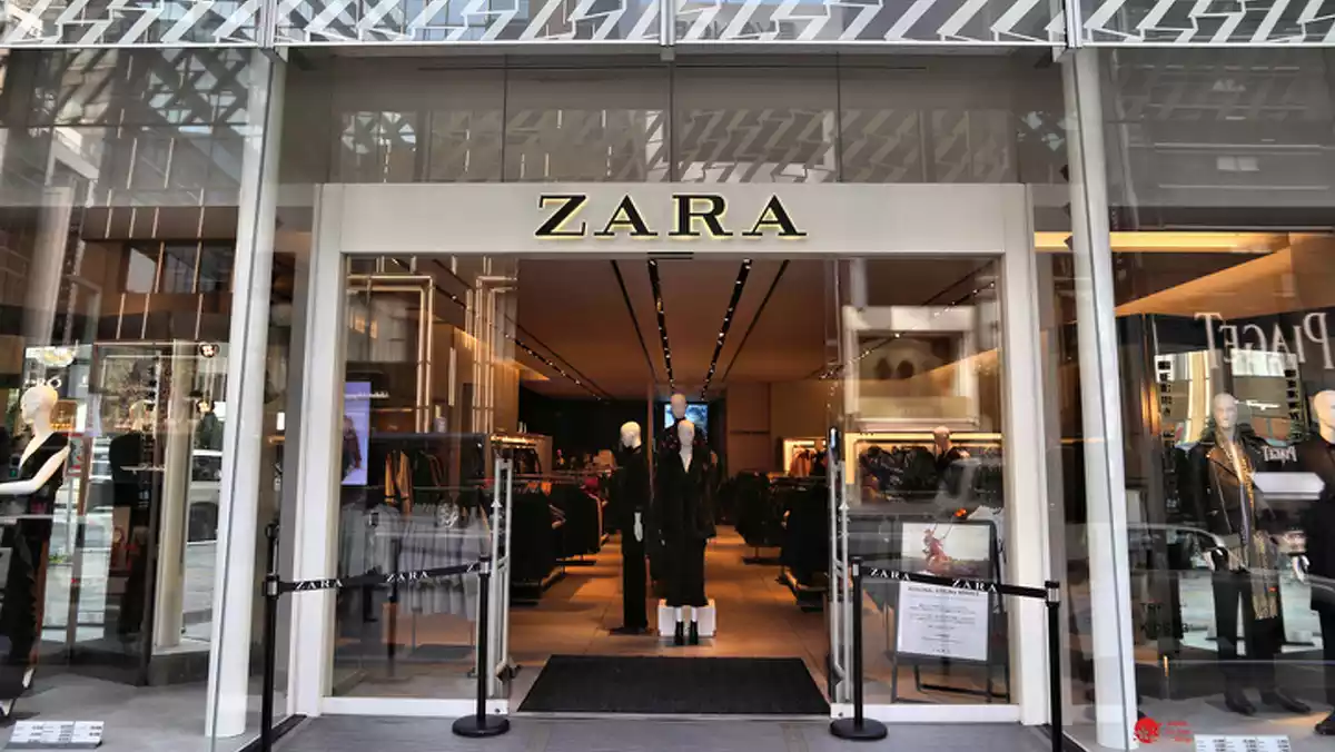 Fotografía del exterior de una tienda de Zara