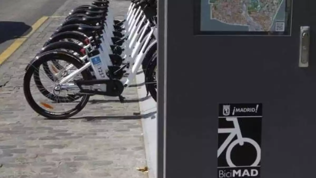 Bicicletas eléctricas de alquiler aparcadas en Madrid