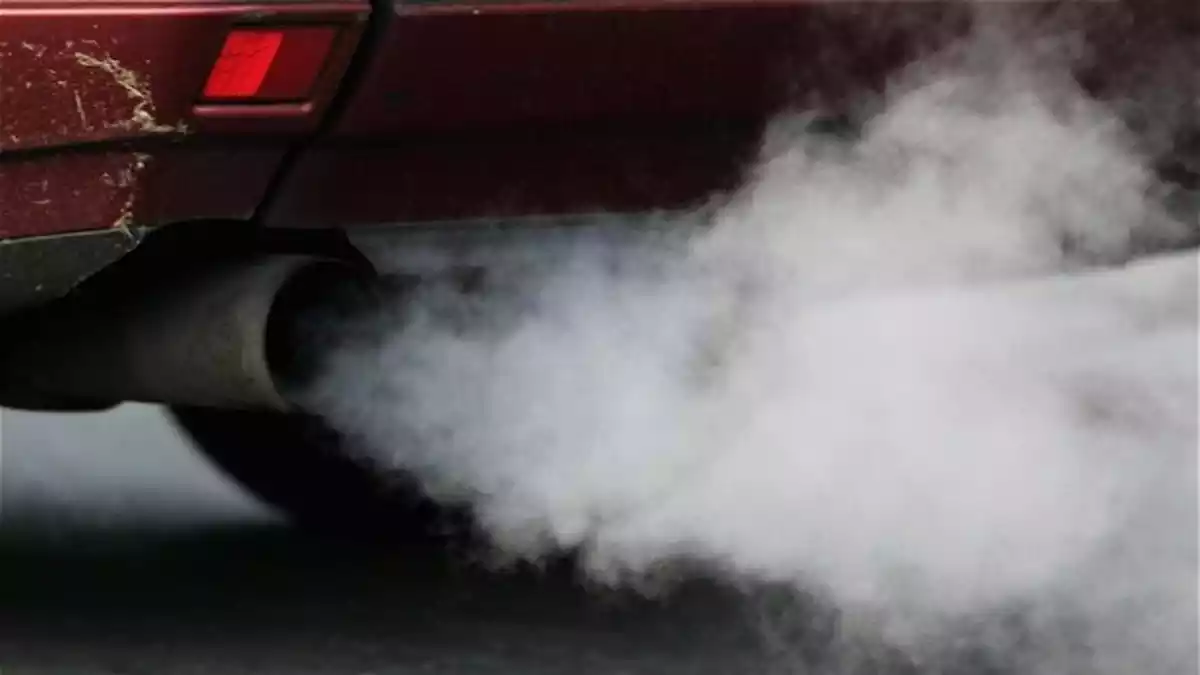 Imagen de un coche emitiendo contaminación
