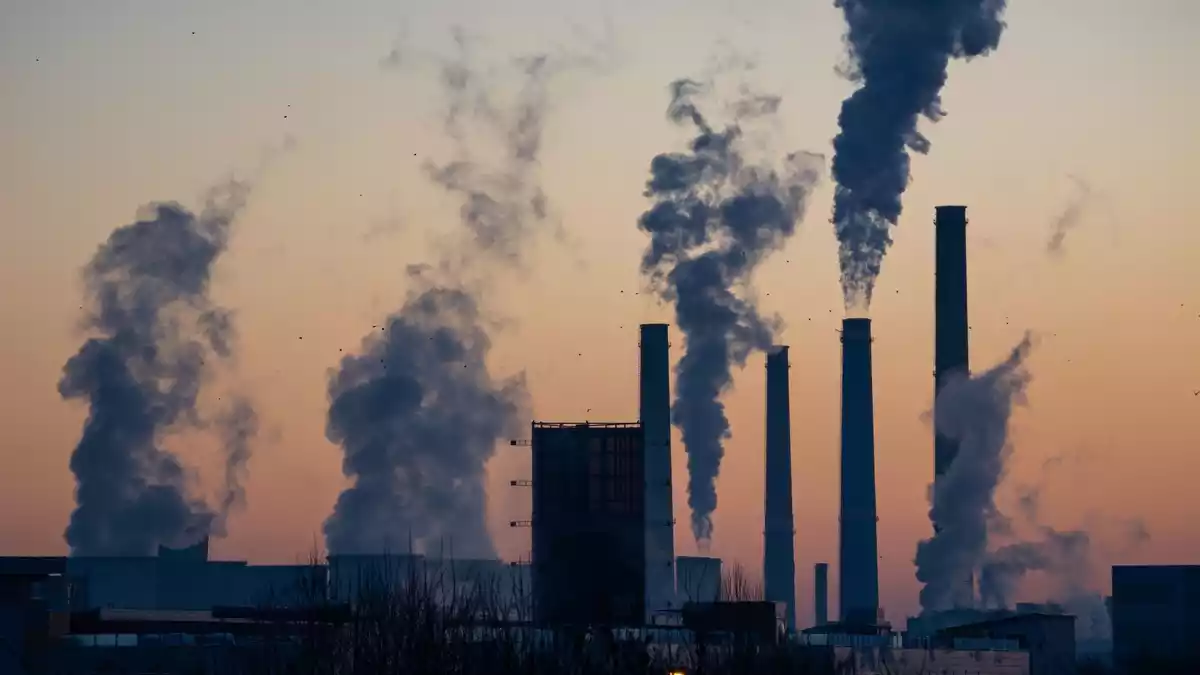 Imagen de fábricas emitiendo columnas de humo de contaminación