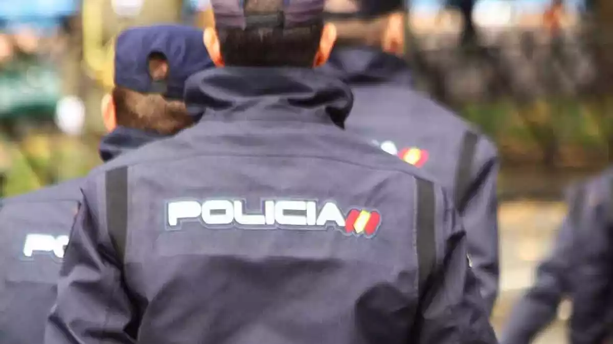 Varios agentes de la Policía Nacional en uniforme, de espaldas